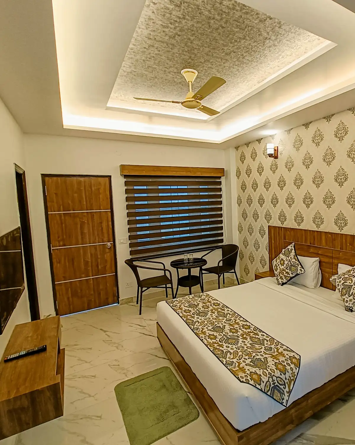 Valley View room, interior and balcony, Hotel Cloud Inn, Ramgarh, Nainital (1 of 4)