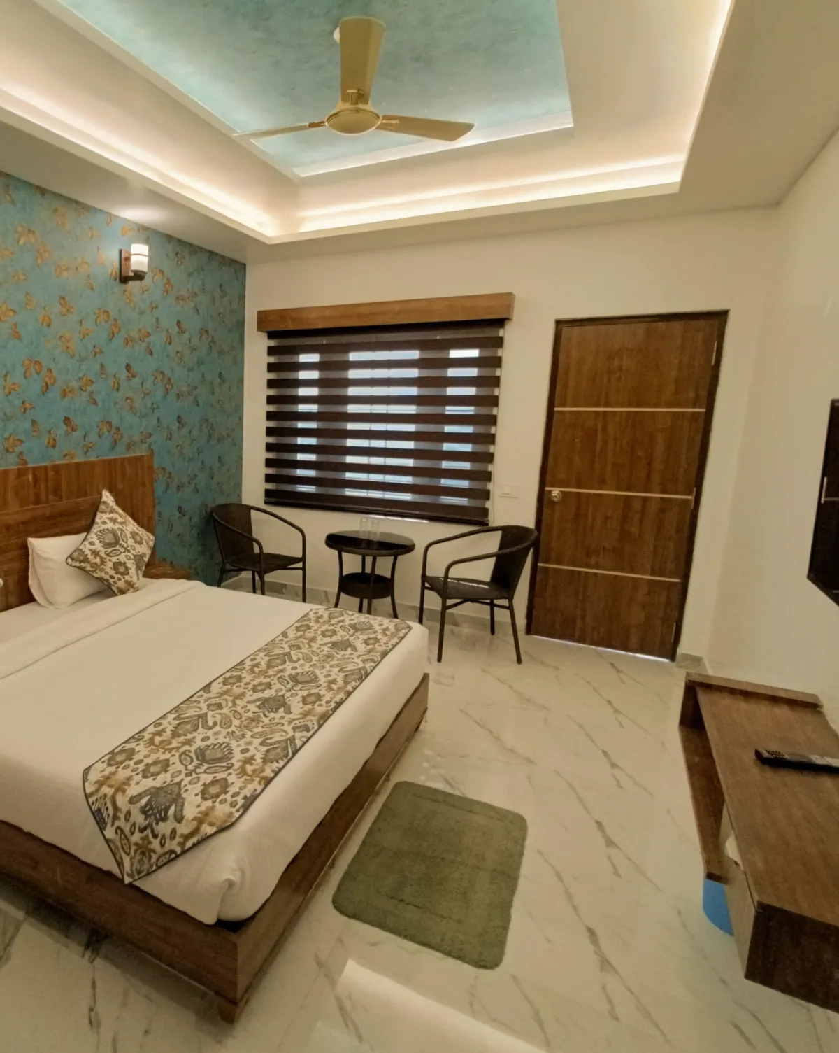 Valley View room, interior and balcony, Hotel Cloud Inn, Ramgarh, Nainital (2 of 4)