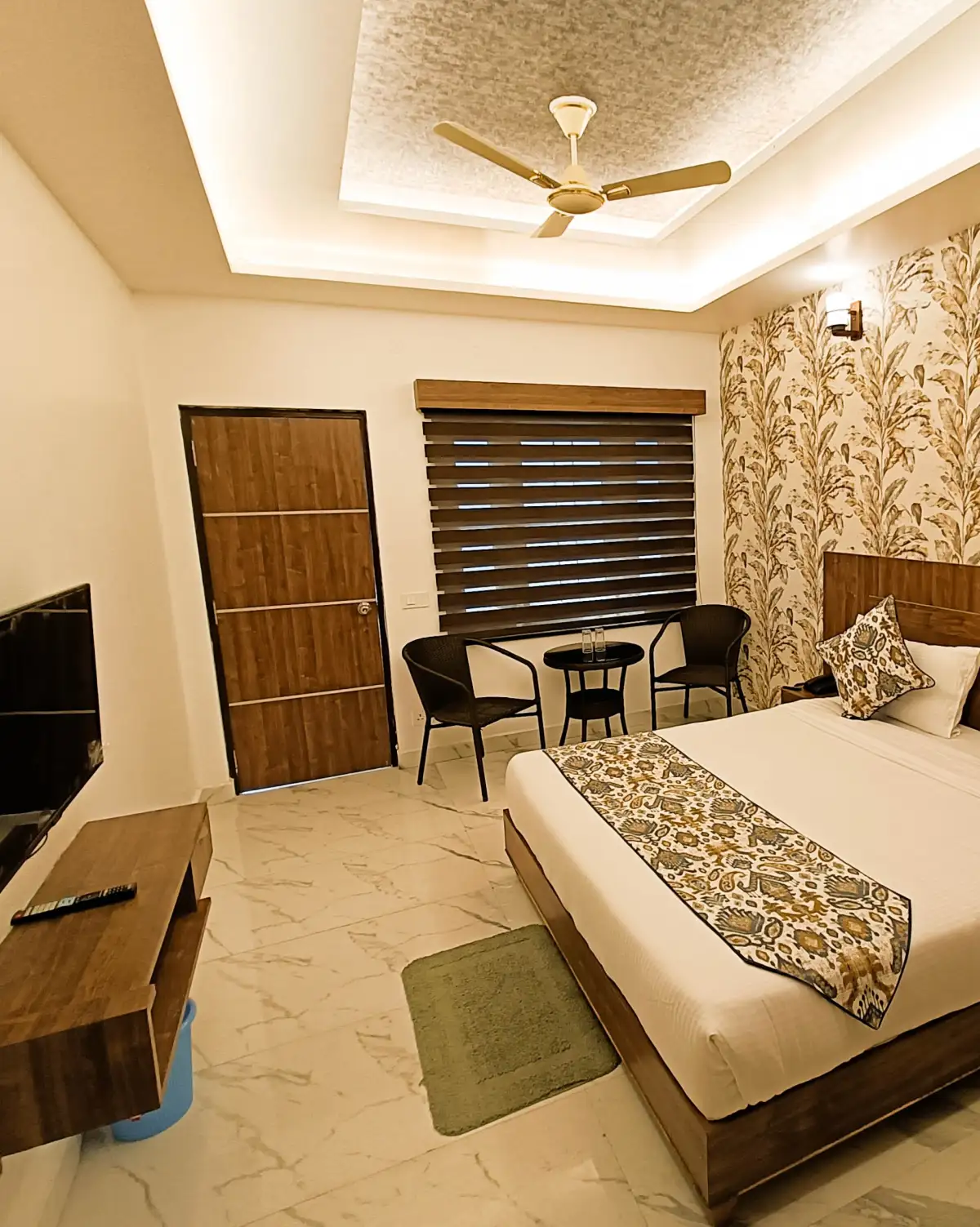 Valley View room, interior and balcony, Hotel Cloud Inn, Ramgarh, Nainital (3 of 4)
