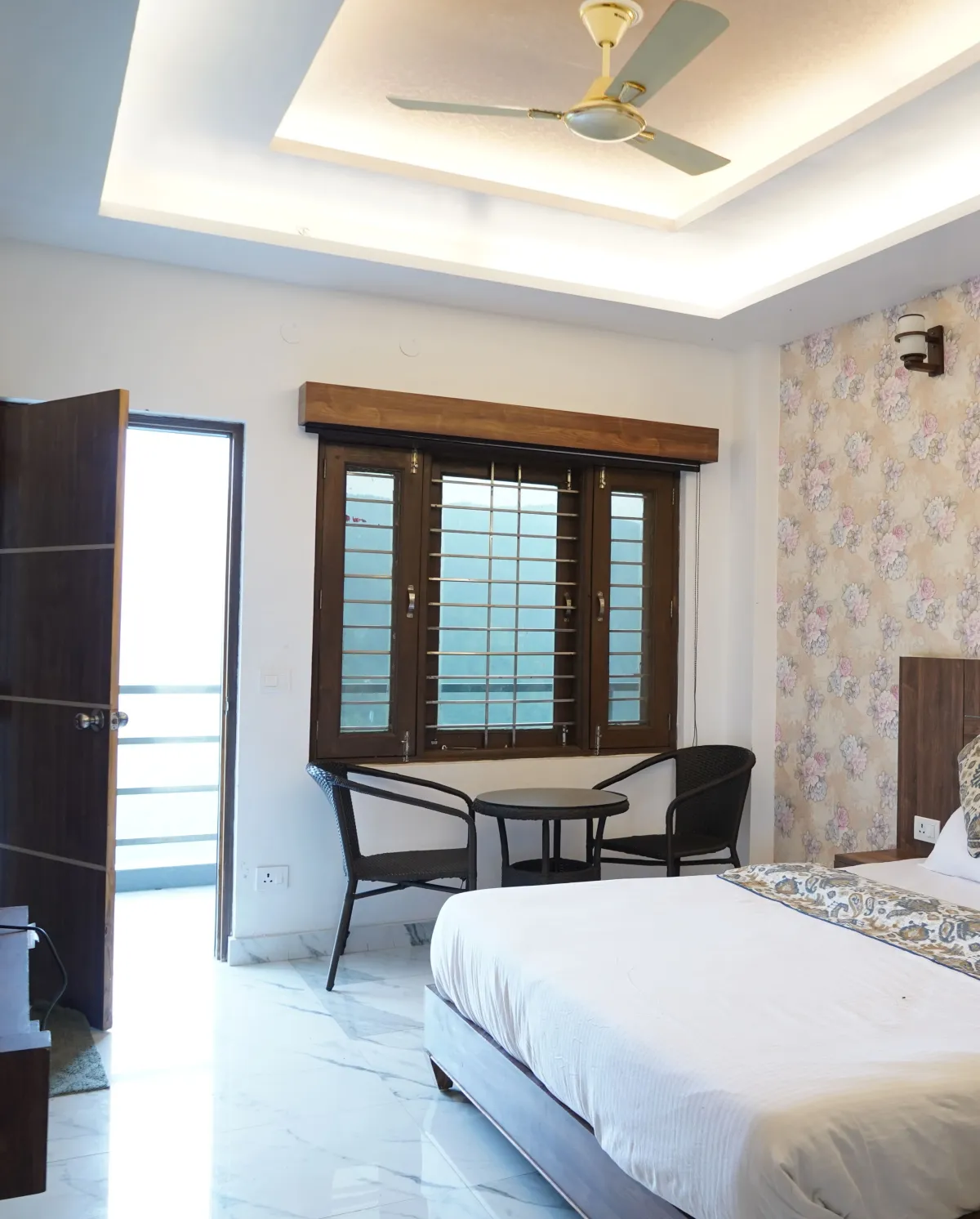 Valley View room, interior and balcony, Hotel Cloud Inn, Ramgarh, Nainital (4 of 4)